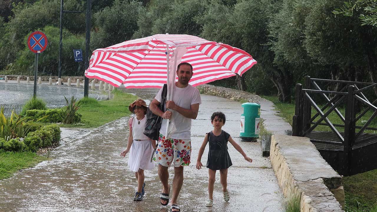 Antalya'da 15 dakikalık sağanak: Tramvay seferleri aksadı, havalimanında uçuşlar durduruldu