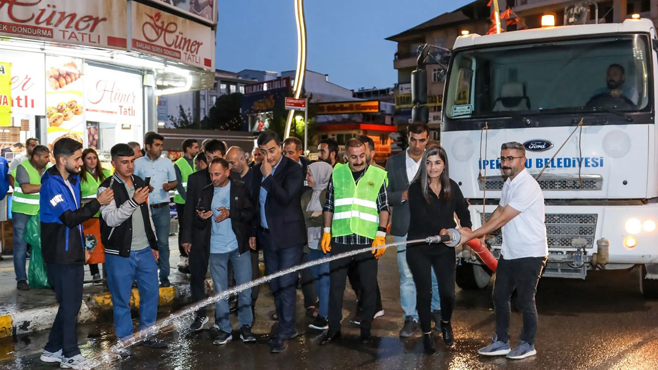 Van'da eşbaşkanlardan bayram temizliği: Sokakları yıkadılar