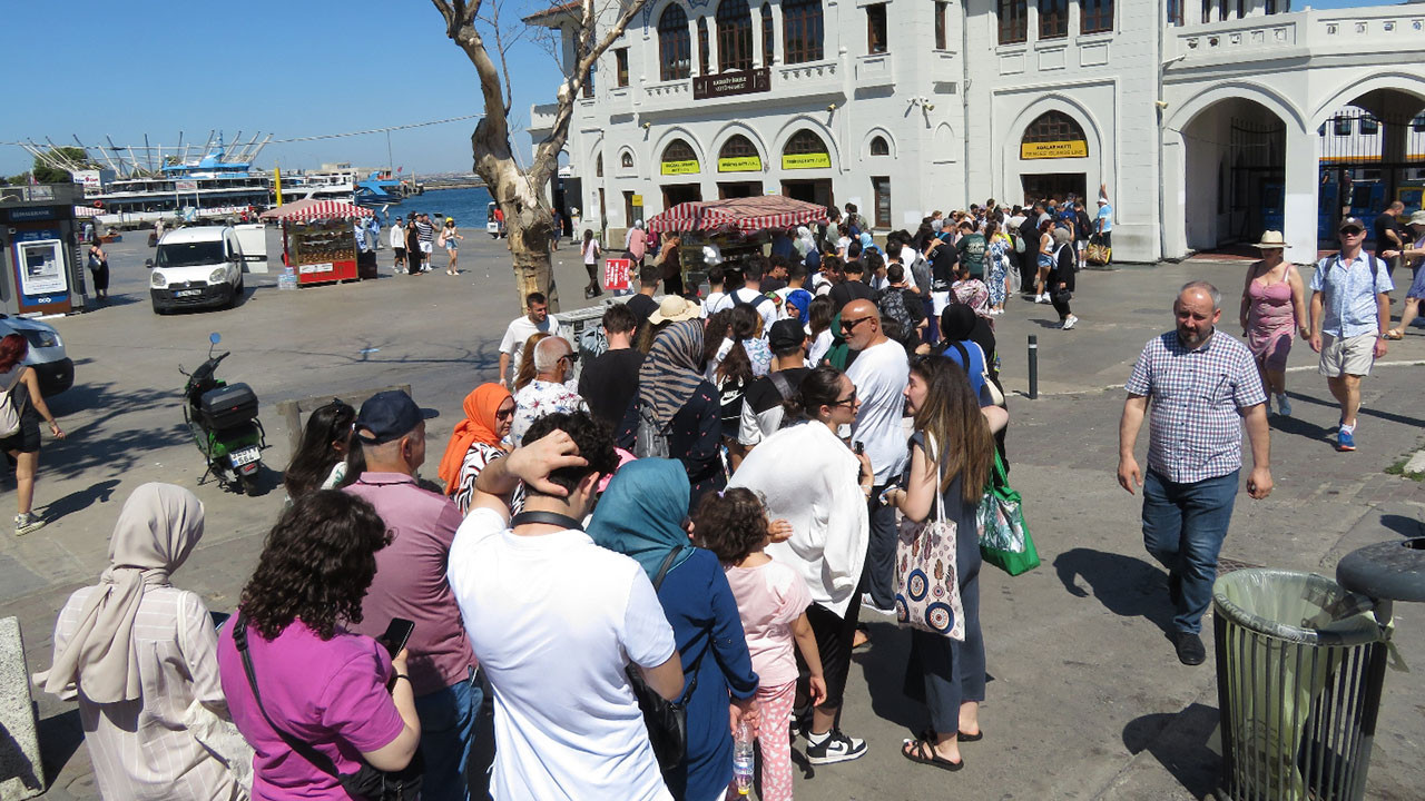 Adalar İskelesi'nde Bayram yoğunluğu: Metrelerce kuyruk oluştu