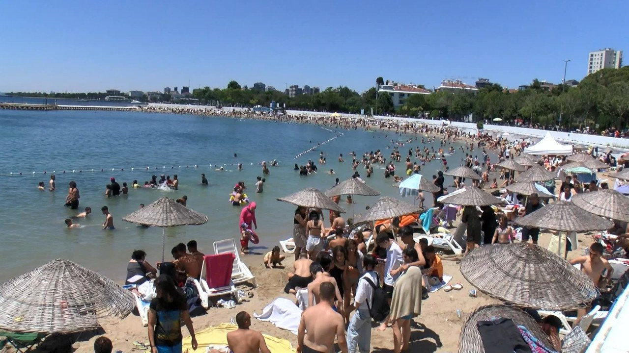 Caddebostan Plajı'nda bayram yoğunluğu