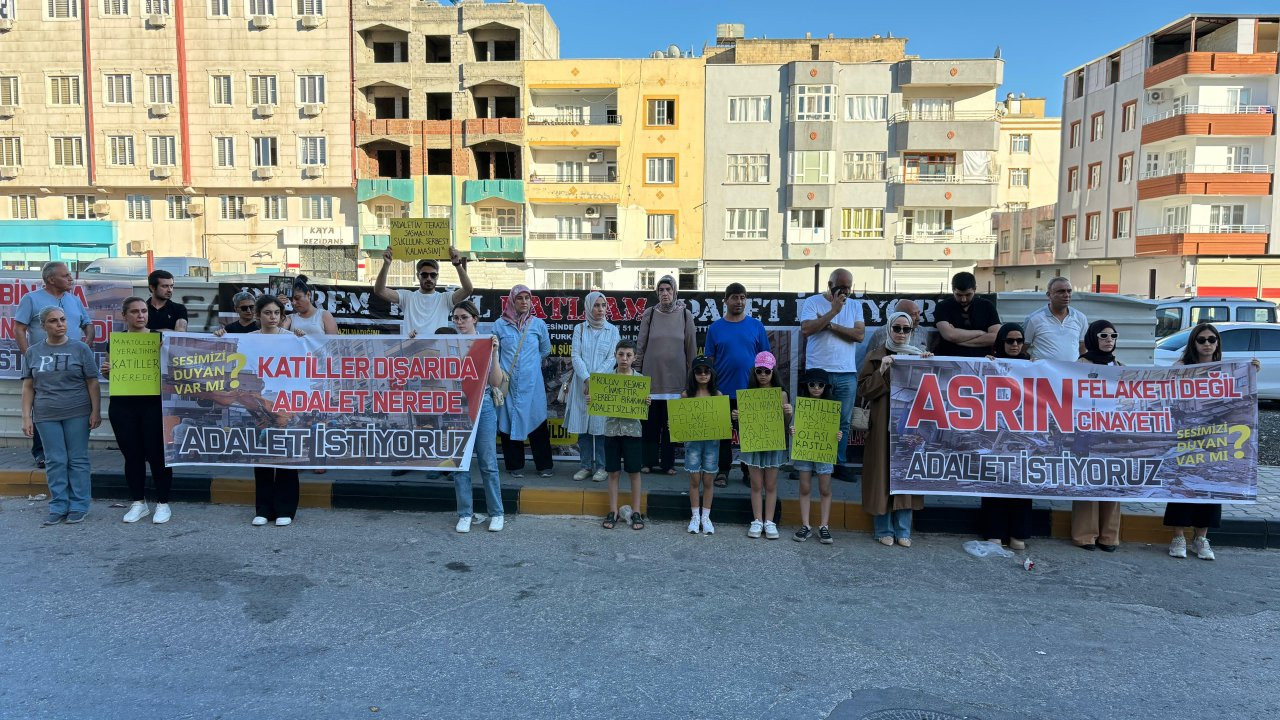 Depremde 51 kişinin öldüğü Furkan Apartmanı'nda yakınlarını kaybedenlerden basın açıklaması