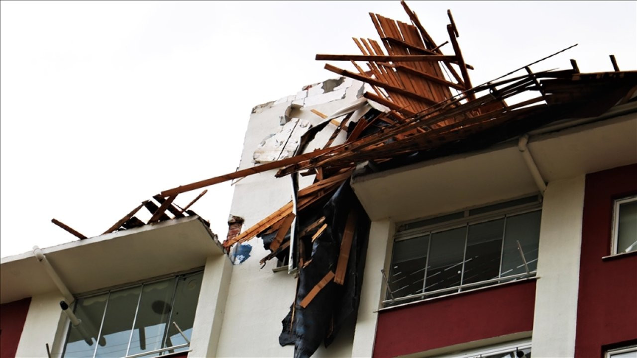 Kastamonu'da fırtına okulun çatısını uçurdu