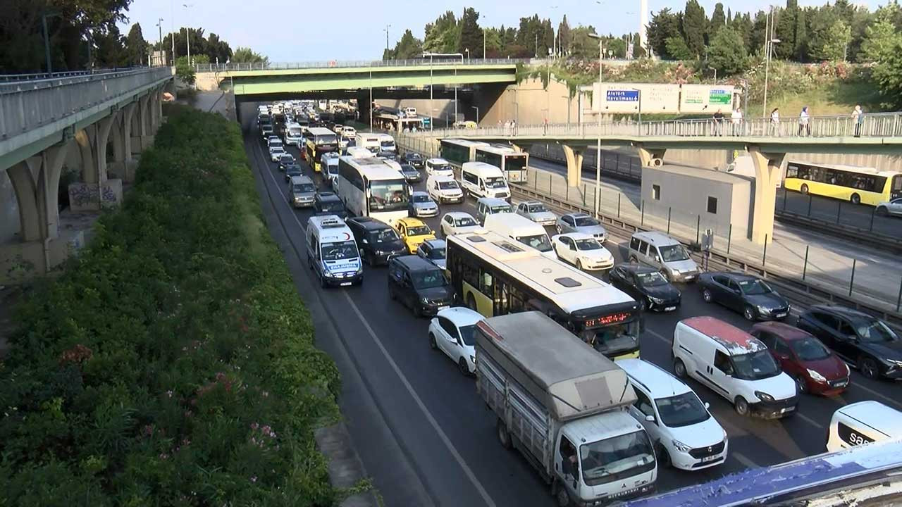 Haliç Köprüsü Mecidiyeköy istikameti trafiğe kapatıldı: Bahçelievler'e kadar trafik