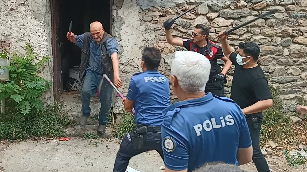 Çöp evini temizlemeye gelen ekibe direndi, polisi bıçakladı