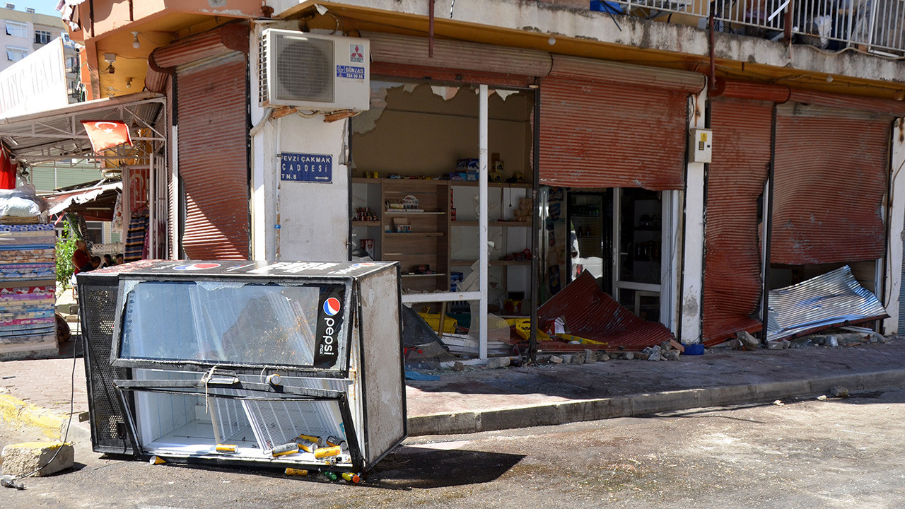 17 yaşındaki Suriyeli gencin bıçaklandığı Antalya'da ırkçı saldırılar sürüyor: Araçlar kundaklandı, evler taşlandı