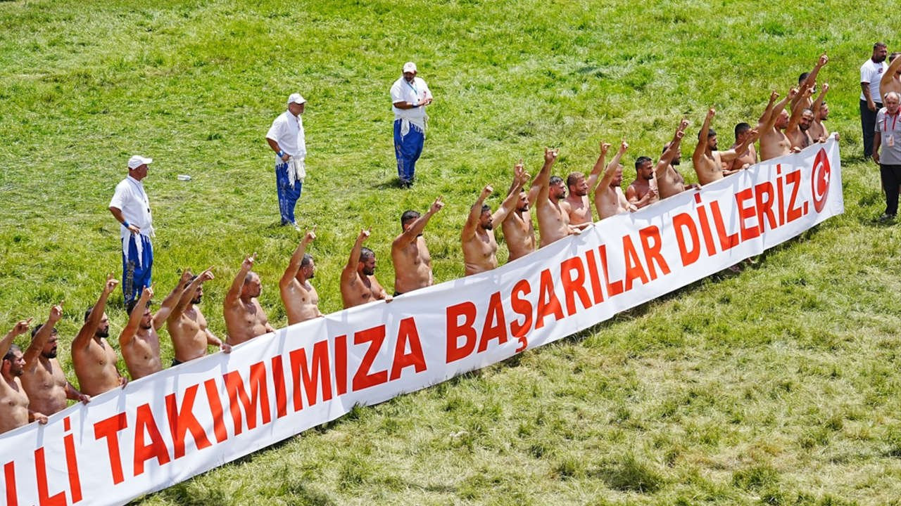 Kırkpınar Yağlı Güreşleri'nde 'bozkurt' işaretli başlangıç