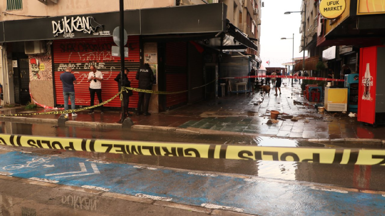 İzmir'de sağanaktan kaçmaya çalışan iki kişi, elektrik akımına kapılarak öldü