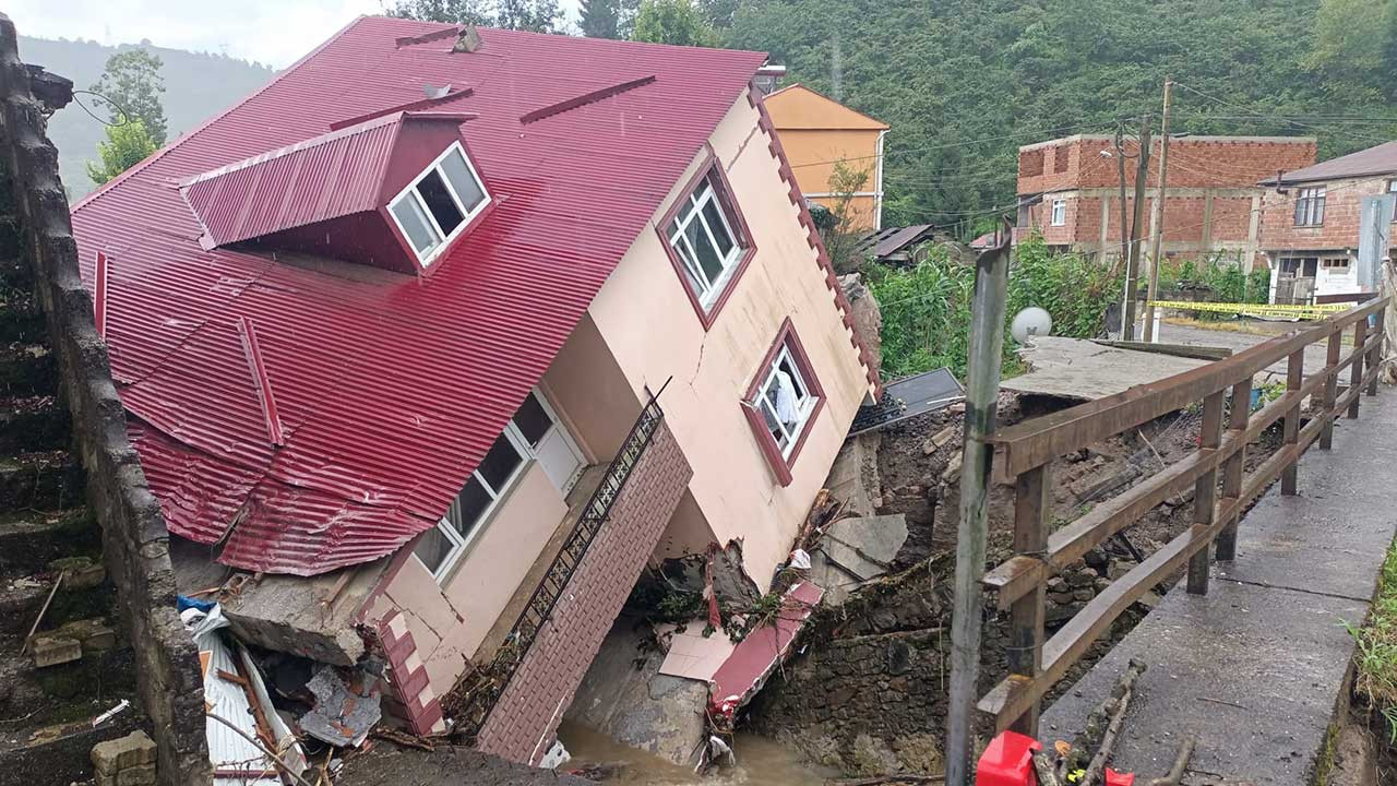 Giresun'da sağanak: İki katlı ev yan yattı