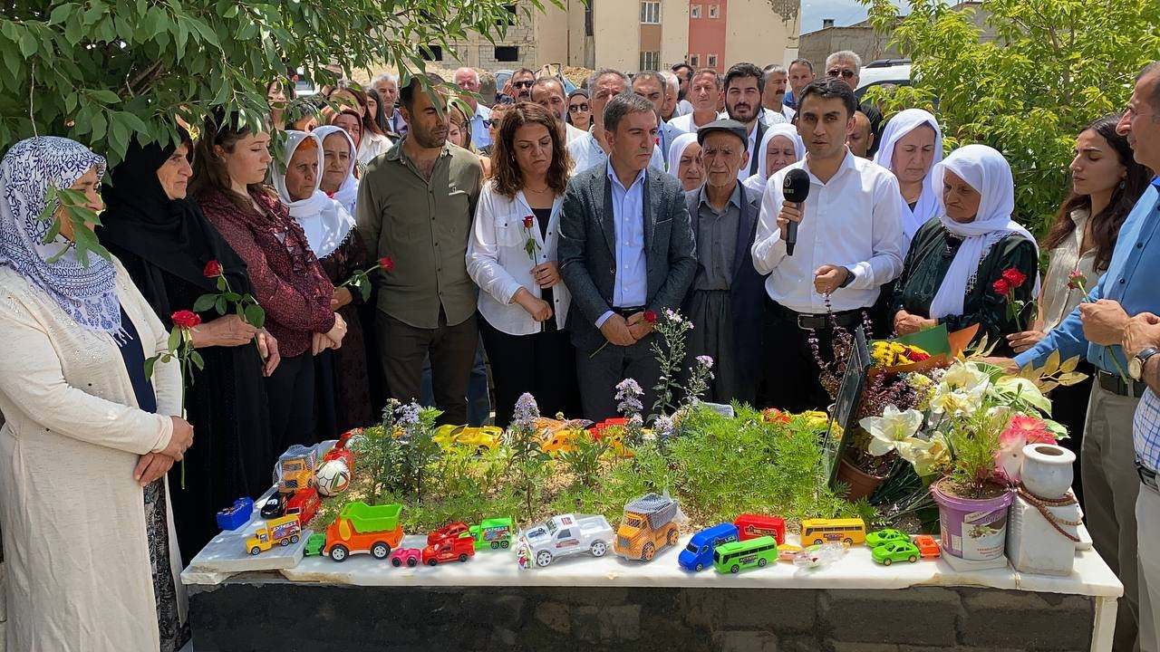 Suruç Katliamı'nda ölen 33 kişi mezarları başında anıldı: 'Hiçbir düş yarım kalmayacak'