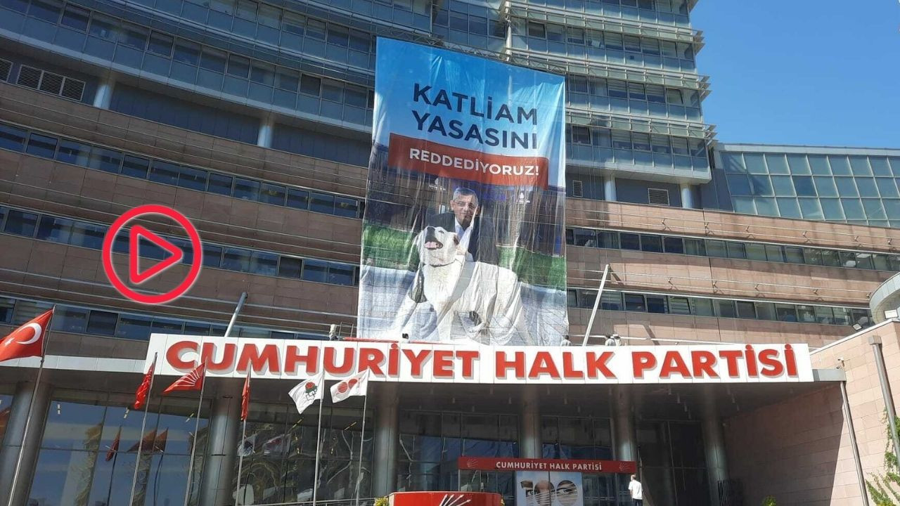 CHP Genel Merkezi'ne 'Katliam Yasasını Reddediyoruz' yazılı pankart asıldı