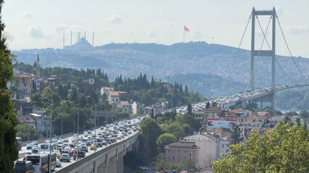 Motosiklet metrobüse çarptı, köprüde trafik kilitlendi