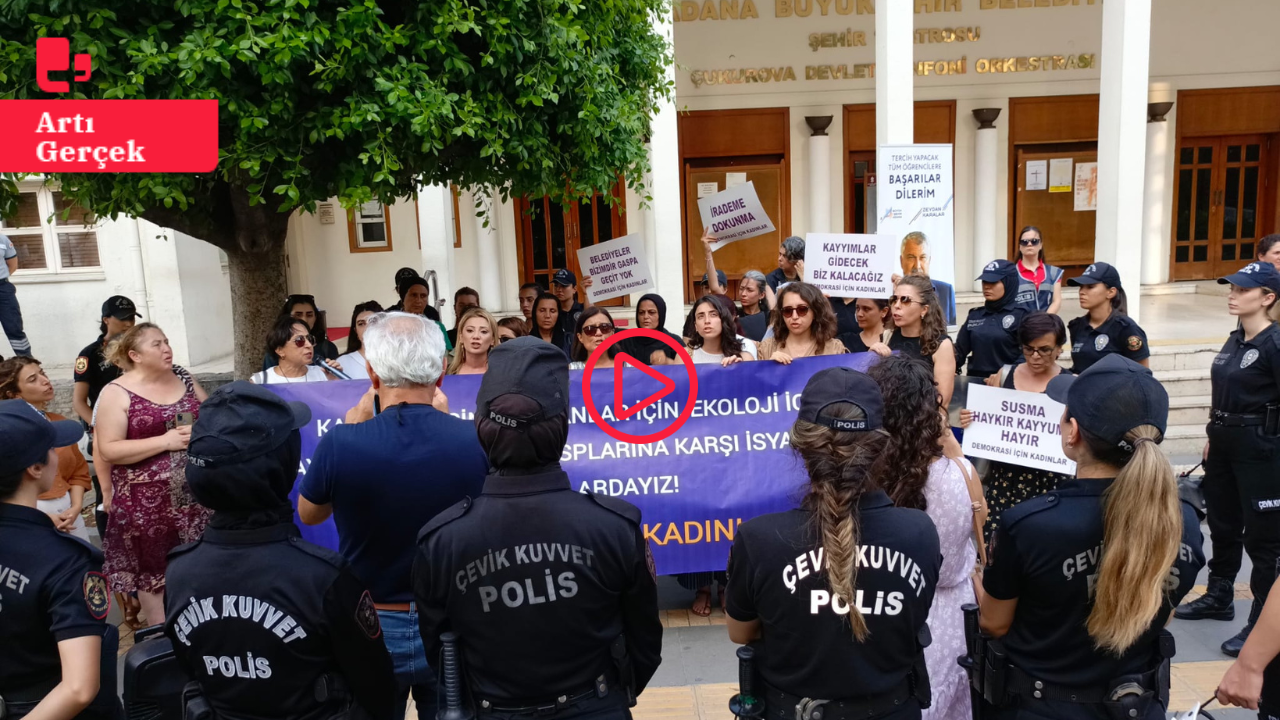 Adana'da kadınlardan polis ablukasında kayyım protestosu: 'Kadın kazanımlarını yok etmenize izin vermeyeceğiz'