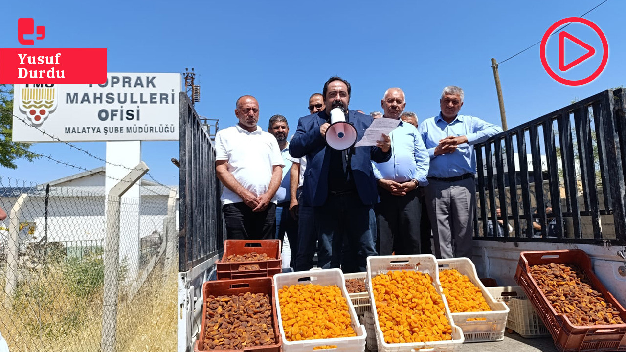 CHP Malatya İl Başkanından kayısı fiyatı protestosu: Toprak Mahsulleri Ofisi önünde megafonla kayısı sattı