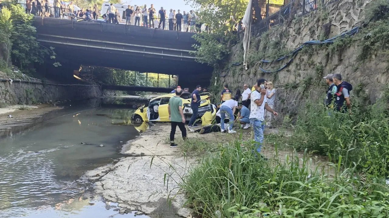 Hafriyat kamyonun çarptığı taksi dereye uçtu