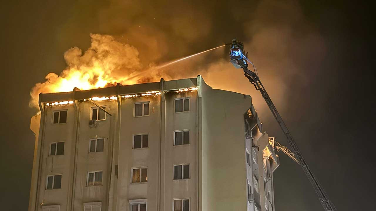 İzmir'deki orman yangını TOKİ'ye sıçradı, binanın çatısı alev aldı