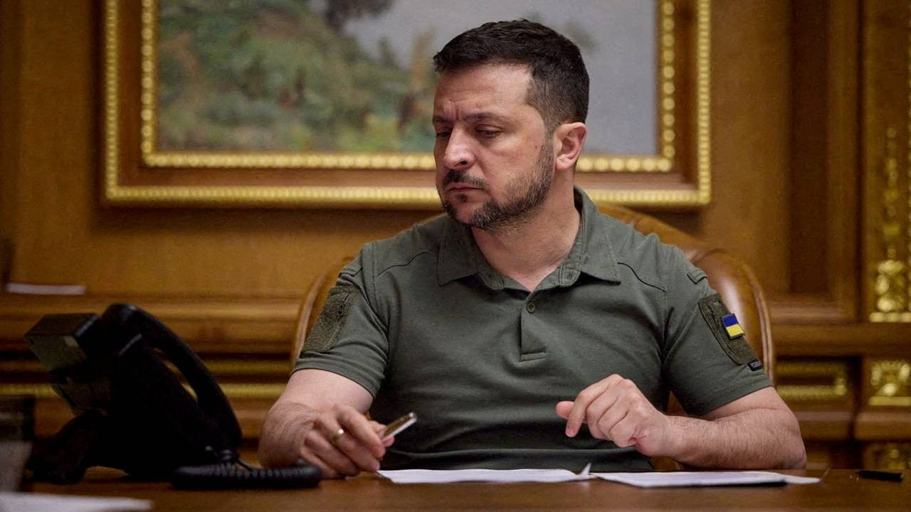 Zelenskiy'den Ukrayna Ortodoks Kilisesi'nin yasaklanması ve Kiev'in UCM üyesi olması yasalarına imza