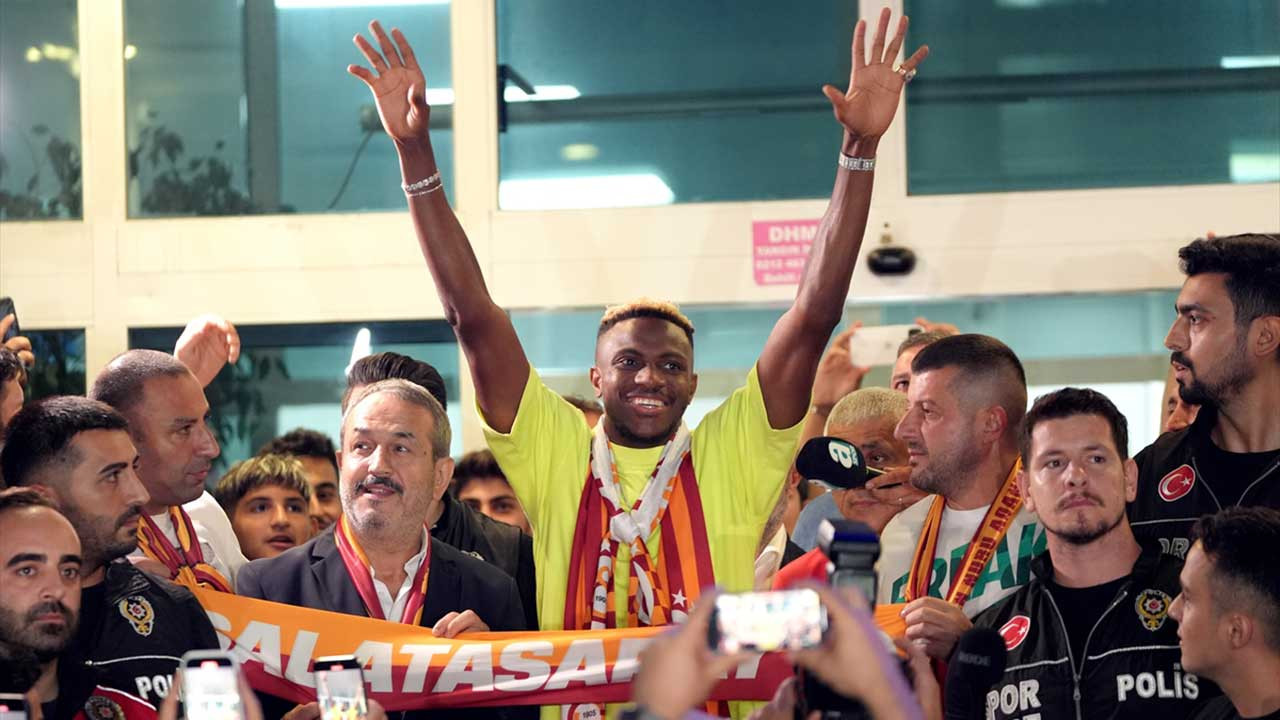 Victor Osimhen İstanbul'a geldi, ilk üçlüsünü çektirdi