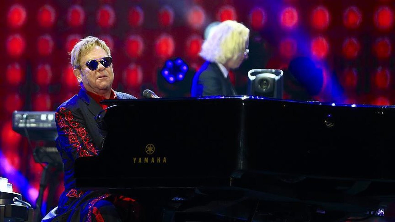 Elton John'un tek gözünde görme kaybı oluştu