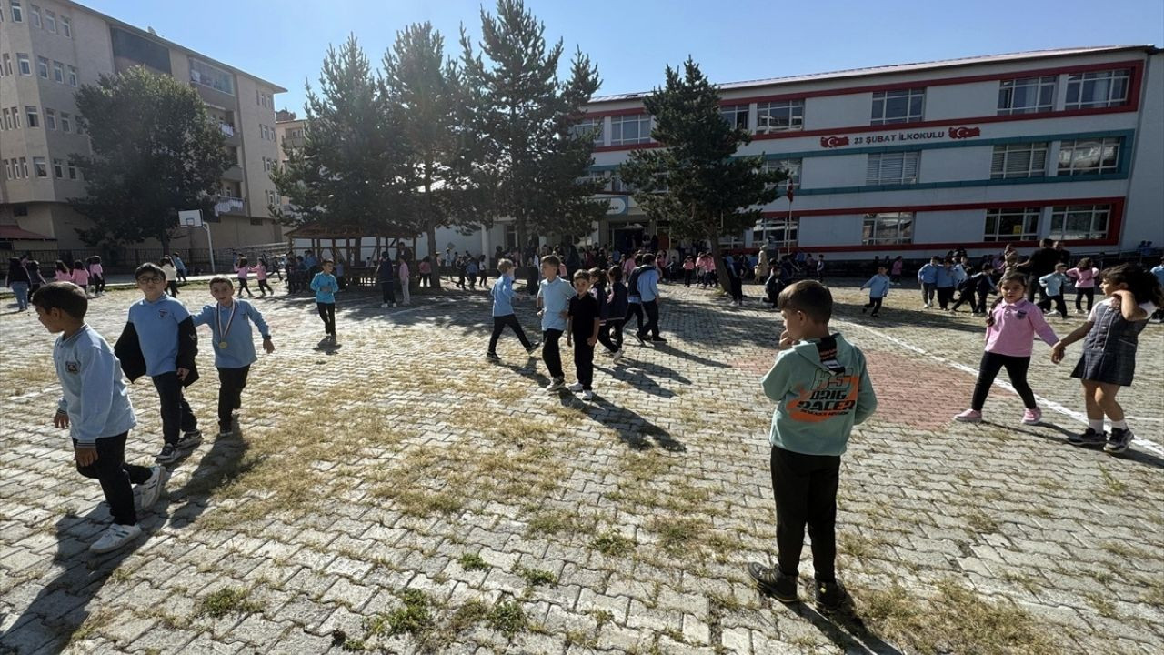 Yeni eğitim öğretim yılı sıkıntılarla başladı: Her üç çocuktan biri yoksul, her beş çocuktan biri okula aç gidiyor