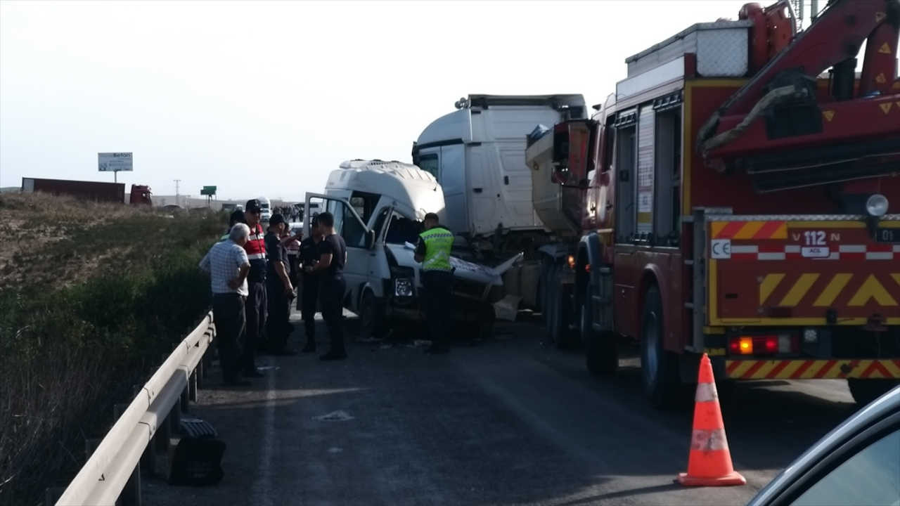 Adana'da tır ile işçi servisi çarpıştı, dört kişi öldü