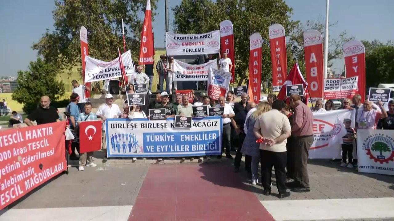 Emeklilerden Kadıköy’de eylem: 'Krizin sebebini KKM'ye ayrılan trilyonlarda arayın'