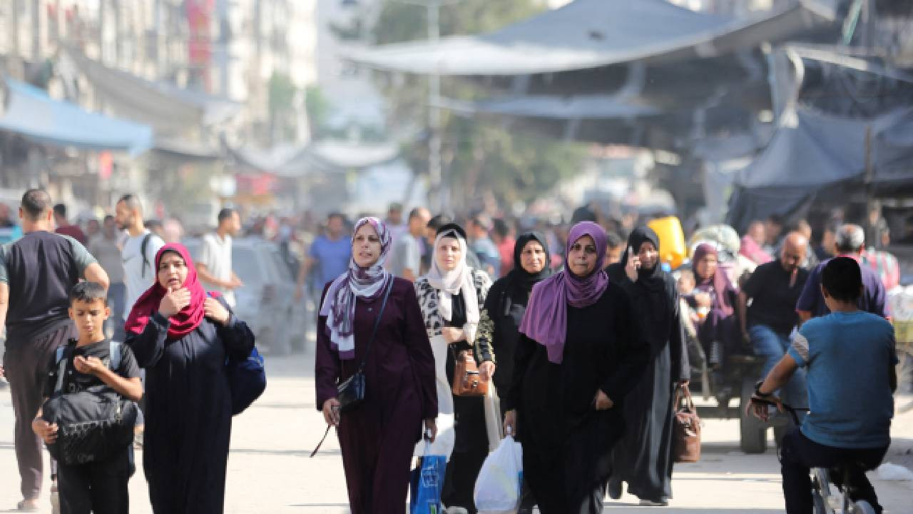 İsrail'in bir haftadır bombardıman düzenleyip aç susuz bıraktığı Cibaliya mülteci kampında en az 200 bin Filistinli mahsur