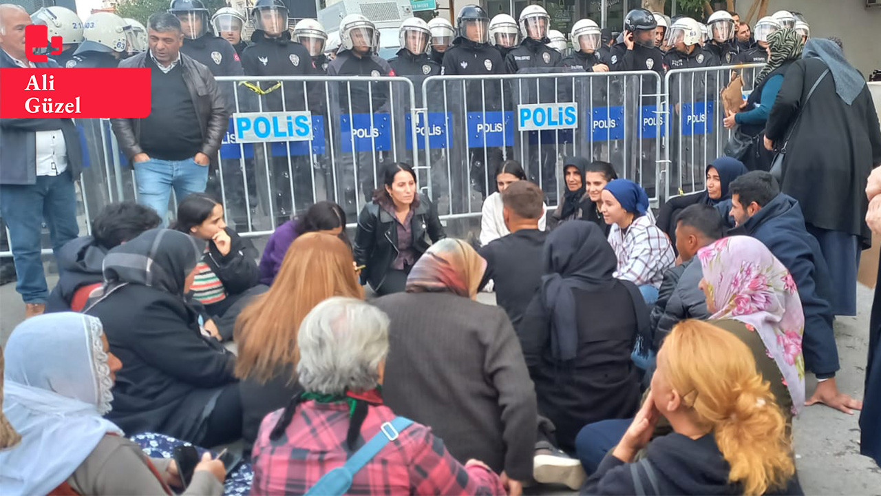 Halfeti Belediyesi önünde protestolar sürüyor: Polis barikatına karşı alkış ve zılgıt