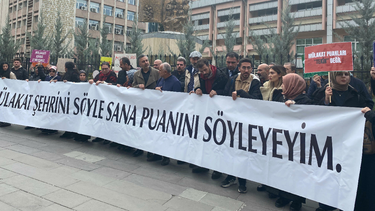 'Mülakat değerlendirme mağduru' öğretmenlerden, MEB'in önünde oturma eylemi