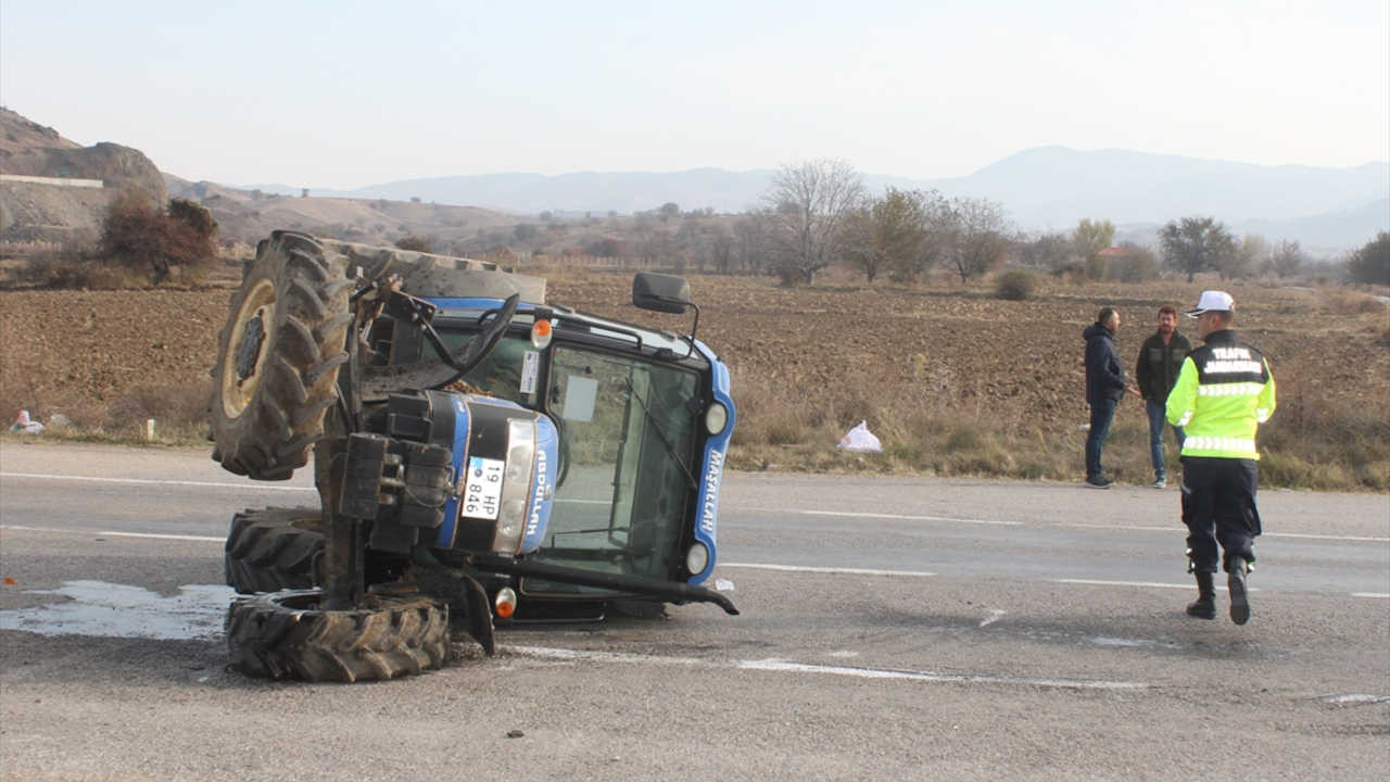 Çorum'da işçi servisiyle traktör çarpıştı, 16 kişi yaralandı