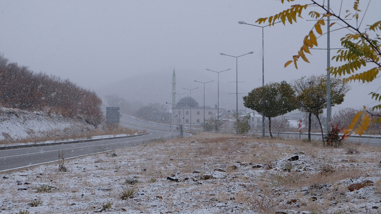 Bingöl'de 67 köy yolu ulaşıma kapandı; iki ilçede eğitime kar engeli