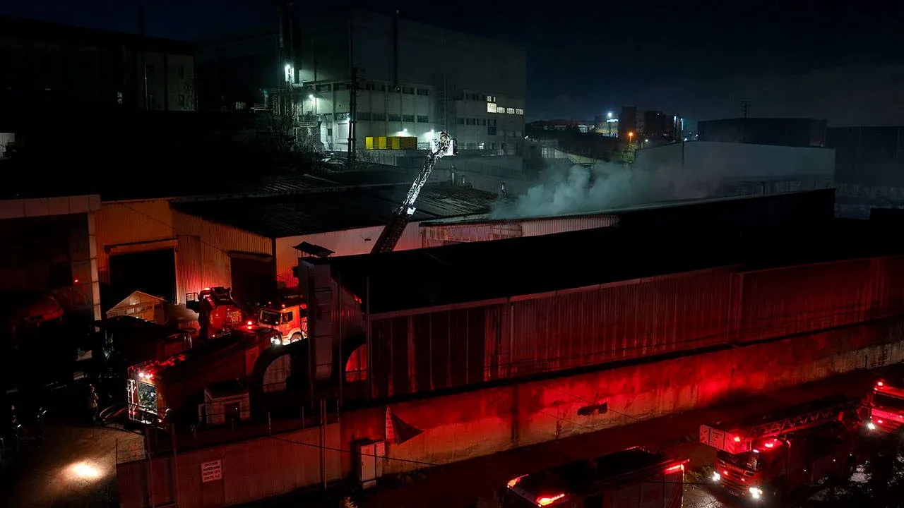 Esenyurt'ta metal fabrikasında çıkan yangın söndürüldü