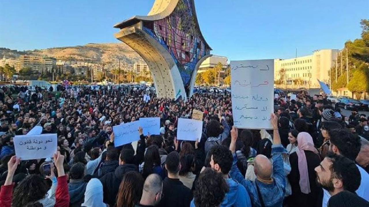 HTŞ'nin Suriye'de yönetimi ele geçirmesinden 11 gün sonra, Şam'da demokrasi ve kadın hakları için protesto