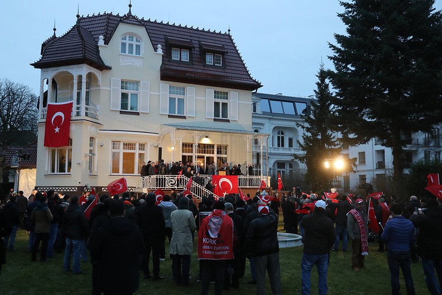 Çavuşoğlu'na konsolosluk bahçesinde destek, dışında protesto - Resim : 3