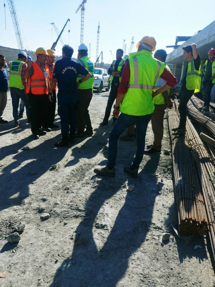 Ücretlerini alamayan işçiler kuleye çıktı - Resim : 2